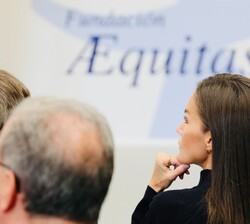 Su Majestad la Reina durente la proyección del vídeo conmemorativo del 25º aniversario de la Fundación AEquitas