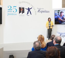 Su Majestad la Reina durante la lección magistral de Soledad Cisternas