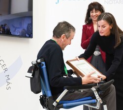 Su Majestad la Reina entrega el Premio “Altavoz” a Juan Carlos Unzué, portavoz de la Confederación Nacional de Asociaciones con ELA y de l