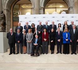 Su Majestad la Reina con las autoridades y los patronos de la Fundación AEquitas