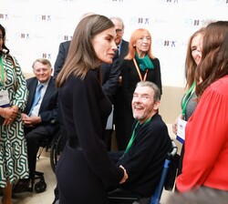 Su Majestad la Reina conversa con Alicia Camacho Martínez, hija de Rosa Martínez Vera ganadora del Premio “Héroes Anónimos” 