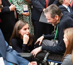 Su Majestad la Reina conversa con Juan Carlos Unzué ganador del Premio “Altavoz”