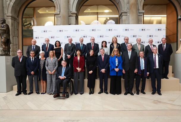 Su Majestad la Reina con las autoridades y los patronos de la Fundación AEquitas