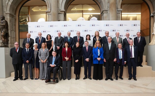 Su Majestad la Reina con las autoridades y los patronos de la Fundación AEquitas