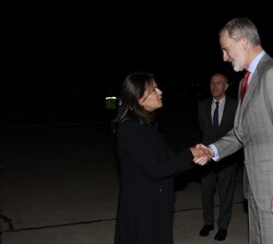 Su Majestad el Rey es recibido por la directora de Ceremonial y Protocolo de la República del Ecuador, Verónica Peña