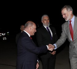 El Rey recibe el saludo del embajador de España en la República del Ecuador, Enrique Erik Yturriaga