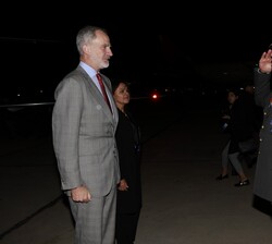 El Rey recibe el saludo del jefe de la Región Militar, Señor Manuel Dávila