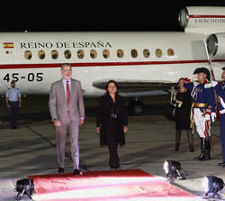 Su Majestad el Rey y la directora de Ceremonial y Protocolo de la República del Ecuador, Verónica Peña, pasan por el cordón de honor en el recibimient