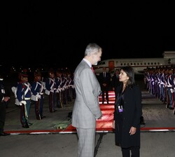 Don Felipe conversa con la directora de Ceremonial y Protocolo de la República del Ecuador, Verónica Peña, tras el recibimiento