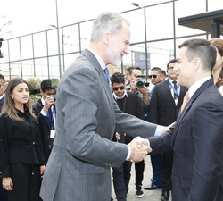 Su Majesdtad el Rey es recibido por el Presidente de la República del Ecuador, Daniel Noboa y la Primera Dama a su llegada a las escuelas de fútbol