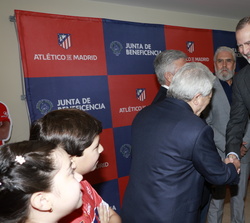 Su Majesdtad el Rey recibe el saludo del presidente del Club Atlético de Madrid, Enrique Cerezo