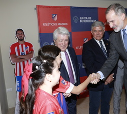 Su Majesdtad el Rey recibe el saludo de dos niños beneficiarios del proyecto escuelas de fútbol