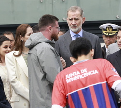 Su Majesdtad el Rey conversa con el jefe de fútbol de las academias del Atlético de Madrid en Ecuador, Rafael Parro