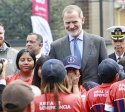 Su Majesdtad el Rey conversa con los niños beneficiarios del programa escuelas de fútbol