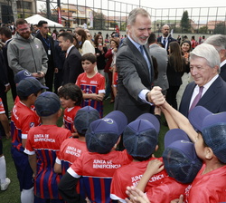 Su Majesdtad el Rey saluda a los niños beneficiarios del programa escuelas de fútbol