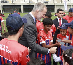 Su Majesdtad el Rey saluda a los niños beneficiarios del programa escuelas de fútbol