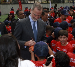Su Majesdtad el Rey con los niños beneficiarios del programa escuelas de fútbol