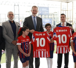 Su Majesdtad el Rey con el Presidente de Ecuador, la Primera Dama, las autoridades y tres niños beneficiarios del programa escuelas de fútbol
