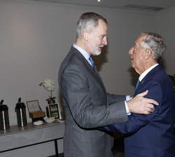 Su Majestad el saluda al Presidented de Portugal a su llegada para la presentación del Programa Iberoamericano de Discapacidad (PID)