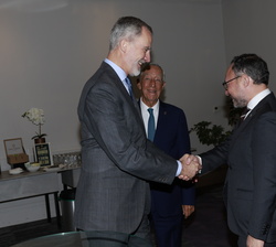 Su Majestad el saluda al Presidente del Gobierno de Andorra a su llegada para la presentación del Programa Iberoamericano de Discapacidad (PID)