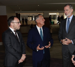 Su Majestad el Rey conversa con el Presidente de Ecuador, el Presidente de Portugal y el Presidente del Gobierno de Andorra, momentos antes de la pres