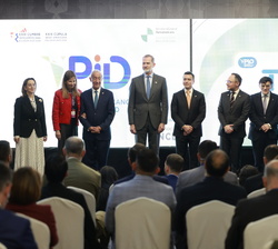 Fotografía de grupo de Su Majestad el Rey con las autoridades y participantes en la Mesa Redonda "Presentación de la Tarjeta Iberoamericana de Di