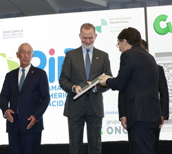 Su Majestad el Rey recibe un cupón de la ONCE dedicado a la XXIX Cumbre Iberoamericana