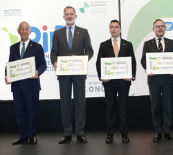 Su Majestad el Rey y los Jefes de Estado y de Gobierno asistentes al acto con un cupón de la ONCE dedicado a la XXIX Cumbre Iberoamericana