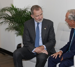 Su Majestad el Rey durante la reunión bilateral con el Presidente de Portugal, Marcelo Rebelo de Sousa