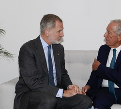 Su Majestad el Rey durante la reunión bilateral con el Presidente de Portugal, Marcelo Rebelo de Sousa