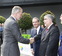 Su Majestad el Rey es recibido por el presidente de la Federación Nacional de Cámaras de Industria del Ecuador (FNCIE) y presidente saliente de la Sec