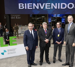 Fotografía de grupo de Su Majestad el Rey con el secretario general Iberoamericano, el presidente de de la Federación Nacional de Cámaras de Industria