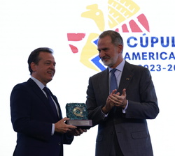Su Majestad el Rey entrega el Premio Iberoamericano de Calidad al ministro de Industria, Comercio y Mipymes de la República Dominicana, Víctor Bisonó 