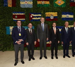 Fotografía de grupo de Su Majestad el Rey con los Jefes de Estado y de Gobierno asitentes al encuentro y los presidentes de la FNCIE y de la CEOE 