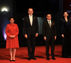Su Majestad el Rey en el acto inaugural de la Cumbre, junto al Presidente del Ecuador, la Primera Dama, el secretario general Iberoamericano y la mini