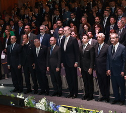 Su Majestad el Rey junto a los Jefes de Estado y de Gobierno durante la interpretación del Himno del Ecuador, en la inauguración de la XXIX Cumbre Ibe