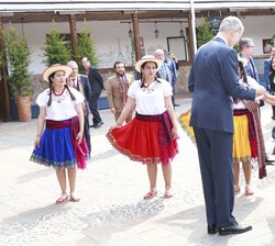 Su Majestad el Rey recibe una bufanda para la fotografía oficial de la Cumbre Iberoamericana