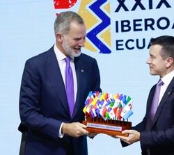 Don Felipe y el Presidente de la República del Ecuador durante el acto de traspaso de la Secretaría Pro Témpore a España al clausurar la XXIX Cumbre I