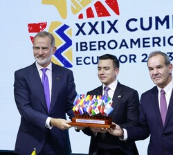 Su Majestad el Rey acompañado por el Presidente de la República del Ecuador, y del secretario General Iberoamericano en el acto de traspaso de la Secr