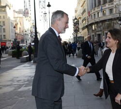 El Rey fue recibido a su llegada por Teresa Ribera, vicepresidenta tercera del Gobierno y ministra para la Transición Ecológica y el Reto Demográfico
