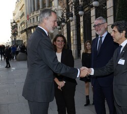José María Álvarez-Pallete, presidente ejecutivo de Telefónica, da la bienvenida a Su Majestad el Rey