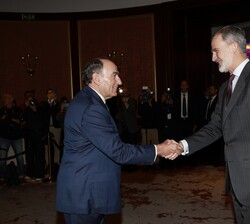 Don Felipe recibe el saludo de Ignacio Sánchez Galán, presidente de Iberdrola