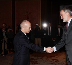 El Rey recibe el saludo de Óscar García Maceiras, consejero delegado de Inditex