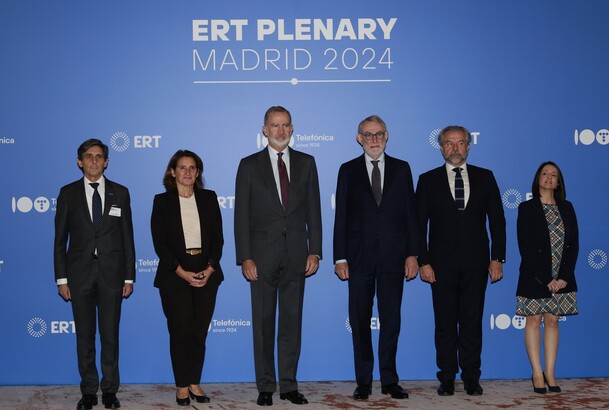 Su Majestad el Rey junto a las autoridades en la sesión plenaria de la “European Round Table for Industry (ERT)”