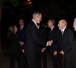 Sus Majestades los Reyes reciben el saludo de las autoridades a su llegada