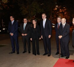 Sus Majestades los Reyes junto a las autoridades que les recibieron a su llegada al Hotel Ritz
