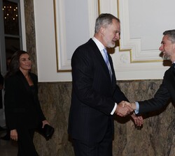 Su Majestad el Rey recibe el saludo de Carlos Franganillo, premiado de la XLI edición del Premio de Periodismo "Francisco Cerecedo"