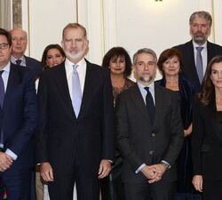 Sus Majestades los Reyes junto a Carlos Franganillo y las autoridades en una fotografía de grupo