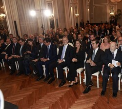 Sus Majestades los Reyes al inicio de la ceremonia de entrega del Premio de Periodismo "Francisco Cerecedo"