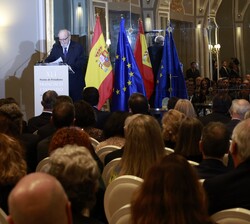 Sus Majestades los Reyes durante la intervención del presidente de la Asociación de Periodistas Europeos (APE)
